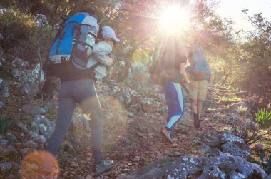 Dağlarda yürüyüş insanlarda