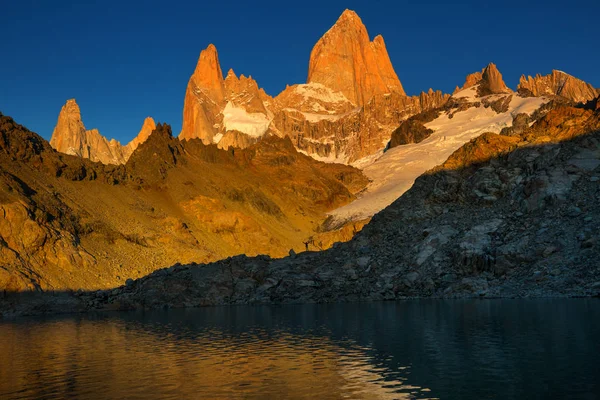 有名なセロ フィッツ アルゼンチンのパタゴニアで最も美しくアクセントしにくい岩のピークの一つ — ストック写真