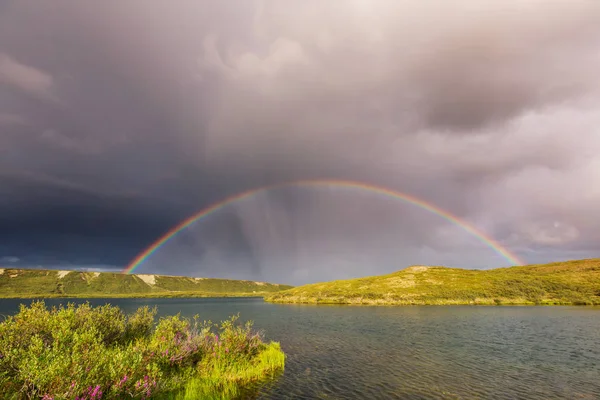 Regenbogen Über Bergen Schöne Naturlandschaften Malerischen Felsigen Gipfeln Des Gletschernationalparks — Stockfoto