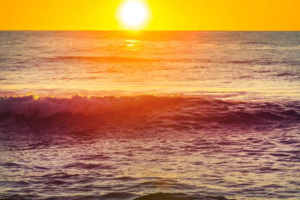 海の海岸での景色のカラフルな夕日 壁紙や背景画像のために良い — ストック写真