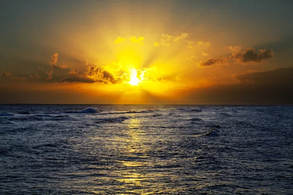 海の海岸での景色のカラフルな夕日 壁紙や背景画像のために良い — ストック写真