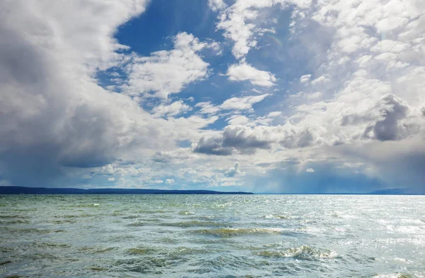 Dramatiska Storm Scen Sjön — Stockfoto