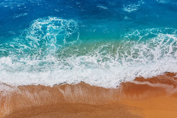 Blauwe Golf Het Strand Vervagen Achtergrond Zonlicht Vlekken Rustige Natuurlijke — Stockfoto