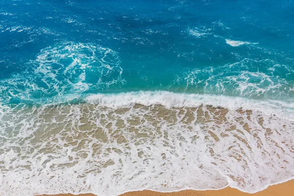 Une Vague Bleue Sur Plage Fond Flou Taches Lumière Soleil — Photo