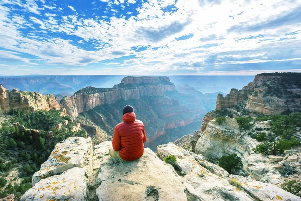 Reisende Auf Klippenbergen Über Dem Grand Canyon National Park Arizona — Stockfoto