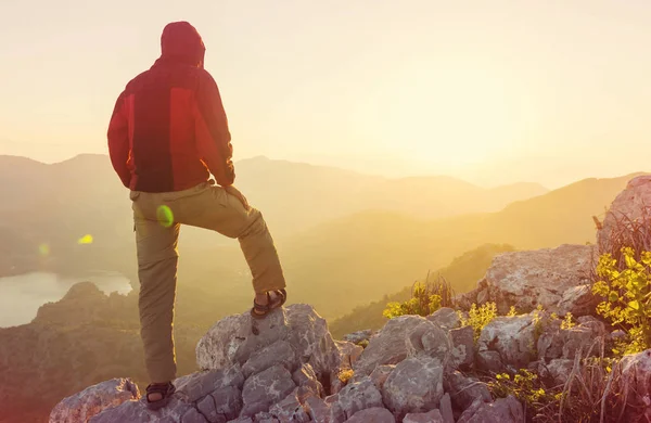 Hombre Acantilado Las Montañas Escena Senderismo — Foto de Stock