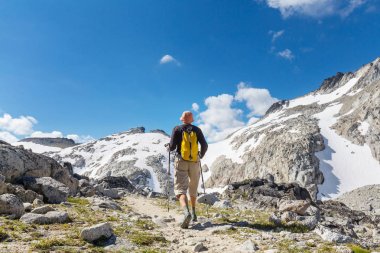 Yaz dağlarında gezgin