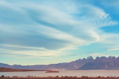 Patagonya 'daki güzel dağ manzaraları. Güney Amerika, Arjantin 'de dağlar gölü.