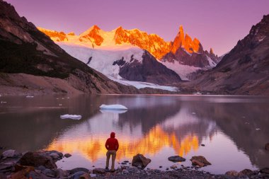 Arjantin 'in Patagonya dağlarındaki meşhur Cerro Torre zirvesi. Güney Amerika 'daki güzel dağ manzaraları.
