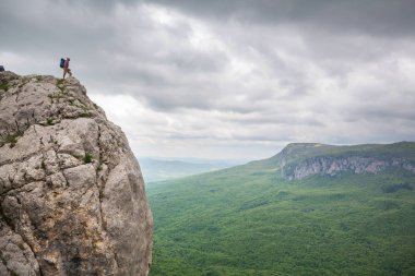 Dağlardaki adam. Yürüyüş sahnesi.