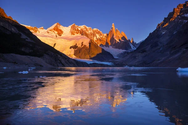 Arjantin Patagonya Dağlarındaki Meşhur Cerro Torre Zirvesi Güney Amerika Daki — Stok fotoğraf