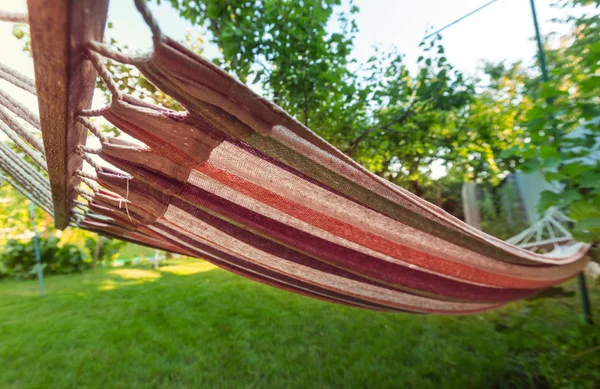夏季绿色花园中的吊床 — 图库照片