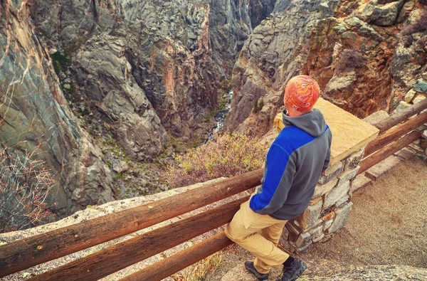 Turista Gránit Sziklák Black Canyon Gunnison Colorado Amerikai Egyesült Államok — Stock Fotó