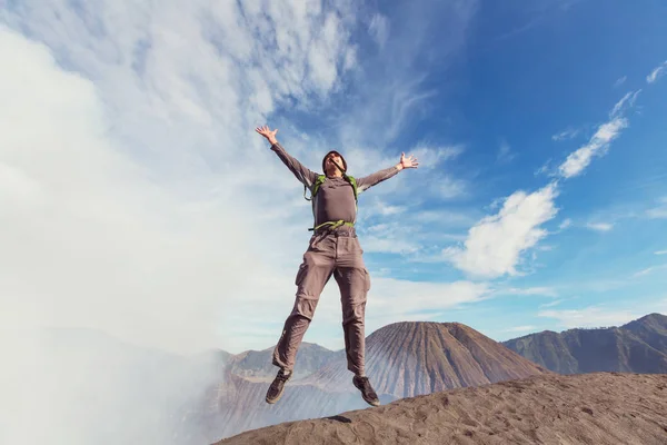 Jumping Férfi Vulkanikus Hegyek Bromo Indonézia — Stock Fotó