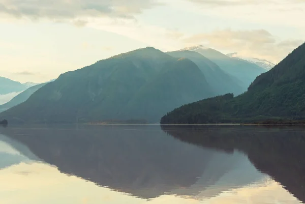 Γαλήνια Σκηνή Από Λίμνη Βουνό Στον Καναδά Αντανάκλαση Των Βράχων — Φωτογραφία Αρχείου