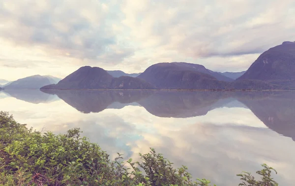 Lugn Scen Vid Fjällsjön Kanada Med Spegling Klipporna Lugnt Vatten — Stockfoto