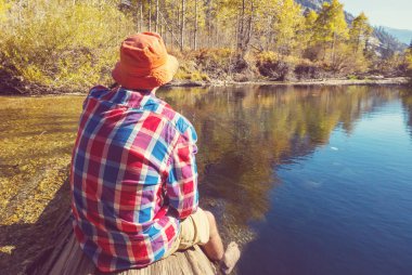 Sonbahar dağlarda yürüyüş