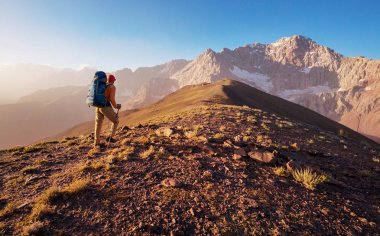 Yolculuk zamanı. Tacikistan, Pamir 'deki güzel Fann dağlarında yürüyüş yapan bir adam. Orta Asya.
