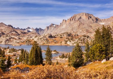 Wyoming, ABD 'de Wind River Range' de yürüyüş. Sonbahar mevsimi.
