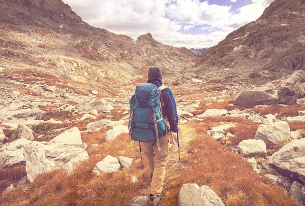 徒步旅行在深山秋色 — 图库照片