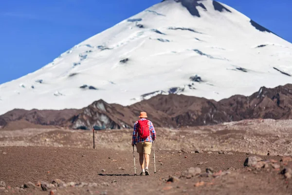 Άνθρωπος Πεζοπορία Στην Περιοχή Των Ηφαιστείων Araucania Στη Χιλή Νότια — Φωτογραφία Αρχείου