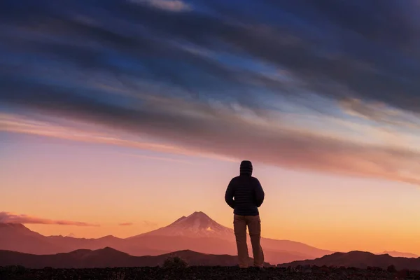 Άνθρωπος Πεζοπορία Στην Περιοχή Των Ηφαιστείων Araucania Στη Χιλή Νότια — Φωτογραφία Αρχείου