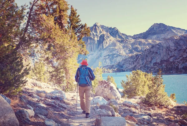 在美国加利福尼亚州内华达山脉行走的带着远足装备的人 — 图库照片