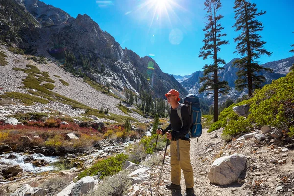 Sierra Nevada Dağlarında Yürüyen Yürüyüş Ekipmanlı Bir Adam Kaliforniya Abd — Stok fotoğraf