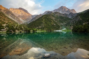 Tacikistan 'daki Fanns dağlarındaki güzel sakin göl (Pamir' in kolu).