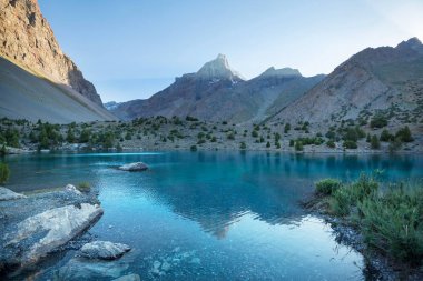 Tacikistan 'daki Fanns dağlarındaki güzel sakin göl (Pamir' in kolu).