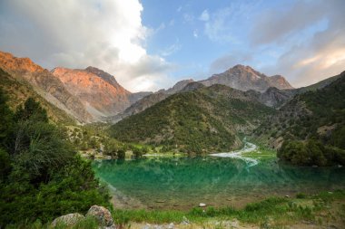 Tacikistan 'daki Fanns dağlarındaki güzel sakin göl (Pamir' in kolu).