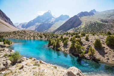 Tacikistan 'daki Fanns dağlarındaki güzel sakin göl (Pamir' in kolu).