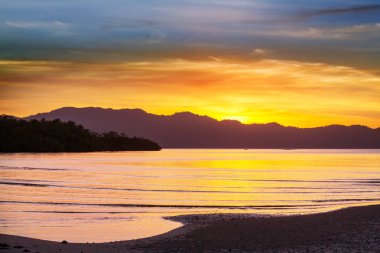 Güzel kumlu plajda tropikal gün batımı
