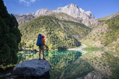 Yolculuk zamanı. Tacikistan, Pamir 'deki güzel Fann dağlarında yürüyüş yapan bir adam. Orta Asya.