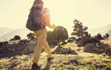 Yolculuk zamanı. Tacikistan, Pamir 'deki güzel Fann dağlarında yürüyüş yapan bir adam. Orta Asya.