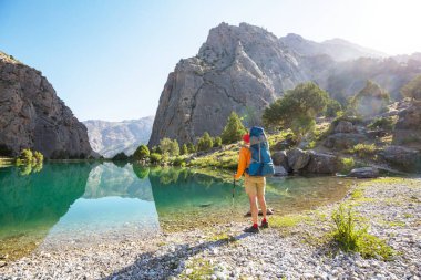 Yolculuk zamanı. Tacikistan, Pamir 'deki güzel Fann dağlarında yürüyüş yapan bir adam. Orta Asya.