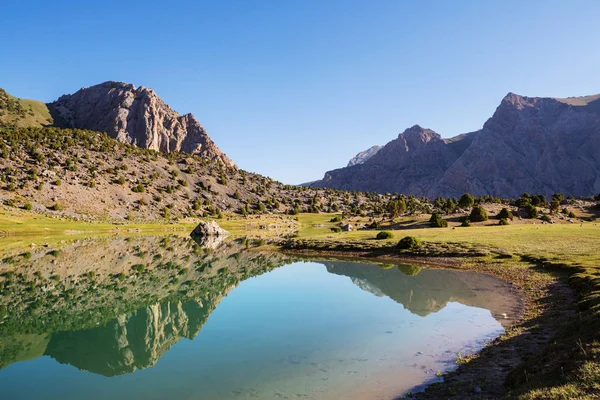 Belo Lago Sereno Nas Montanhas Fanns Ramo Pamir Tajiquistão — Fotografia de Stock