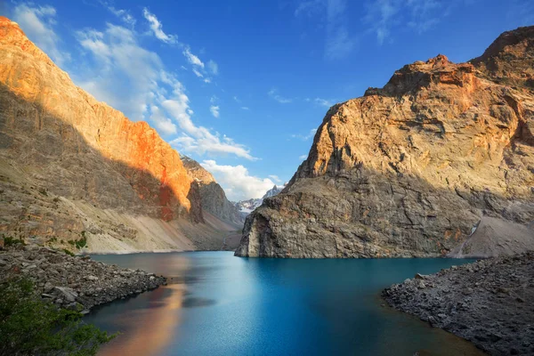 Vacker Lugn Sjö Fanns Berg Gren Pamir Tadzjikistan — Stockfoto