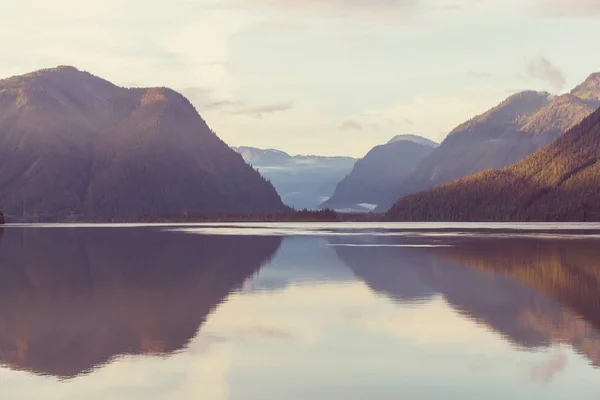 Scène Sereine Bord Lac Montagne Canada Avec Reflet Des Rochers — Photo