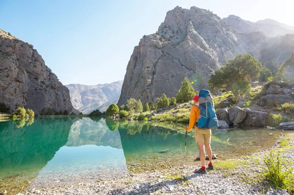 Hora Wanderlust Homem Caminhando Belas Montanhas Fann Pamir Tajiquistão Ásia — Fotografia de Stock