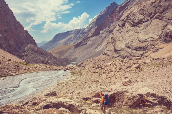 流浪欲念的时间 在塔吉克斯坦帕米尔美丽的范恩山徒步旅行的人 — 图库照片