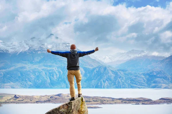 Backpacker Bei Einer Wanderung Den Sommerlichen Bergen — Stockfoto