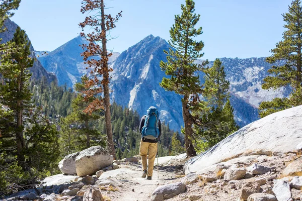 Homem Com Equipamento Caminhadas Andando Nas Montanhas Sierra Nevada Califórnia — Fotografia de Stock