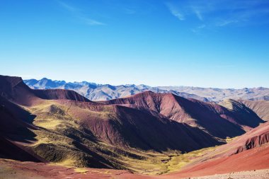 Vinicunca, Cusco Bölgesi, Peru 'da yürüyüş sahnesi. Montana de Siete Renkleri, Gökkuşağı Dağı.