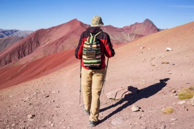 Vinicunca, Cusco Bölgesi, Peru 'da yürüyüş sahnesi. Montana de Siete Renkleri, Gökkuşağı Dağı.