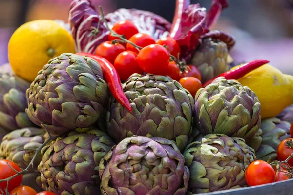 Frische Artischocken Und Tomaten Auf Bauernmarkt — Stockfoto