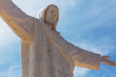 Cusco, Peru -5 Ağustos 2017: Cristo Blanco Heykeli, Beyaz İsa. Bu Red Hill, Pukamuqu, 3600m yükseklikte tepesinde yer alır ve Peru Cusco şehrin doğal bakış açısı.