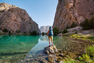 Yolculuk zamanı. Tacikistan, Pamir 'deki güzel Fann dağlarında yürüyüş yapan bir adam. Orta Asya.