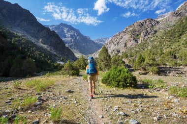 Yolculuk zamanı. Tacikistan, Pamir 'deki güzel Fann dağlarında yürüyüş yapan bir adam. Orta Asya.