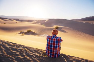 Ölüm Vadisi Milli Parkı, California, ABD kum tepeleri. Tonda yaşam mercan.